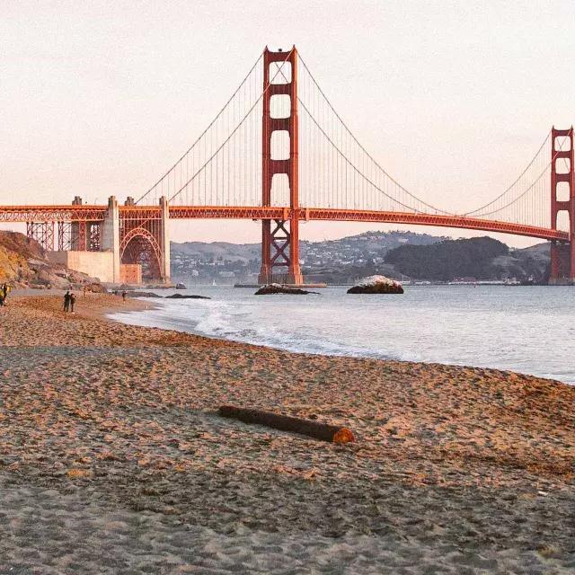 Baker Beach, em São Francisco, é retratada com a Ponte Golden Gate ao fundo